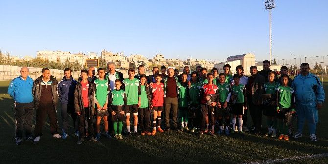 At Yapı Futbolcularına Yağmurluk Dağıtıldı