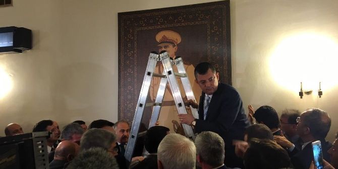 Tbmm’de Muhalefet Kulisindeki Atatürk Resmi Yerine Asıldı