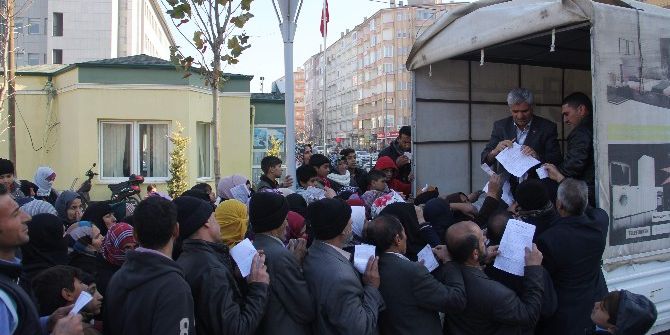 Sığınmacılara Pirinç Dağıtımında İzdiham