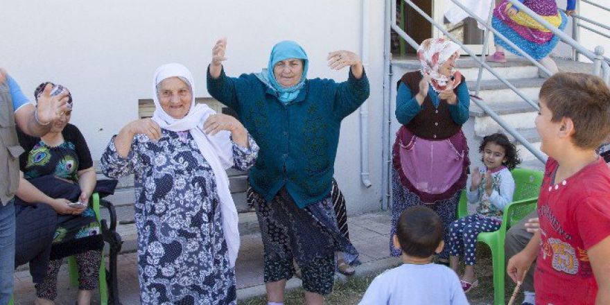 Ahıskalı Ninelerin Vatandaşlık Sevinci
