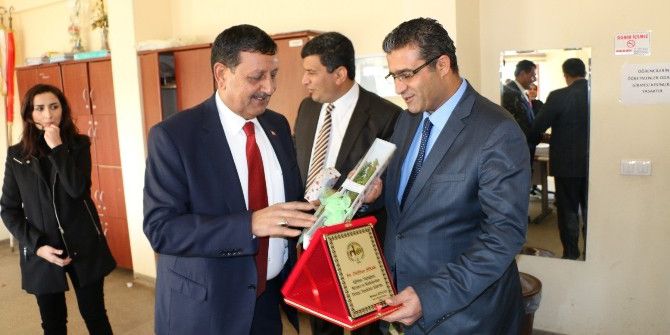 Belediye Başkanı Özyavuz Öğretmenlere Karanfil Dağıttı