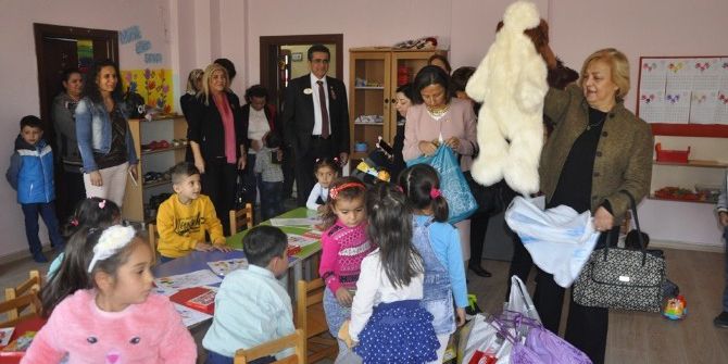 Öğretmenler Günü’nde Minik Kalplere Dokundular