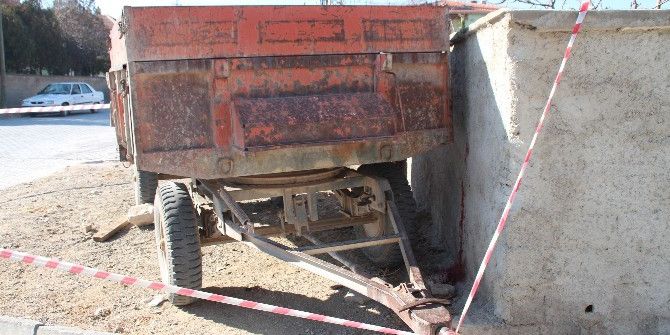 Traktör Römorku İle Duvar Arasında Sıkışan Çocuk Öldü