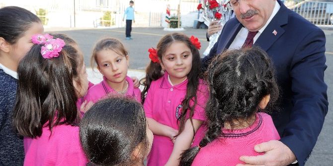 Gümrükçüoğlu, Öğretmenler Gününde Mezun Olduğu İlkokulu Ziyaret Etti