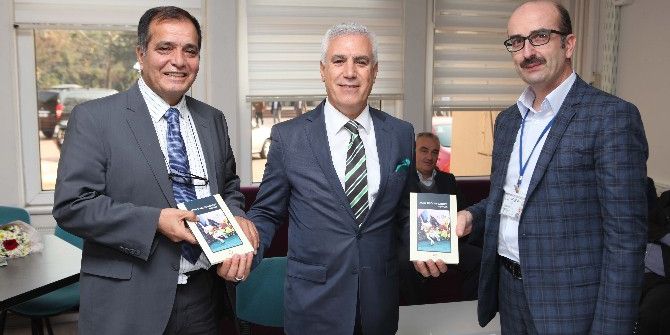 Bozbey 10 Bin Öğretmene Yaşar Kemal’in Kitabını Dağıttı