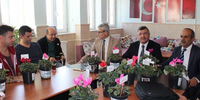 Başkan Akdoğan Öğretmenlere Çiçek Hediye Etti