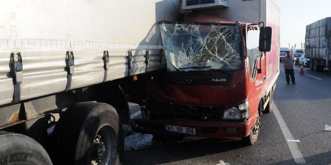 Kamyonet Arıza Yapan Tıra Çarptı: 2 Yaralı
