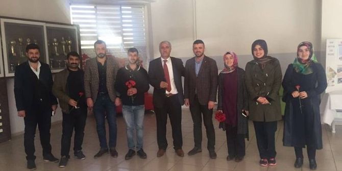 Ak Partili Gençlerden Öğretmenlere Karanfil