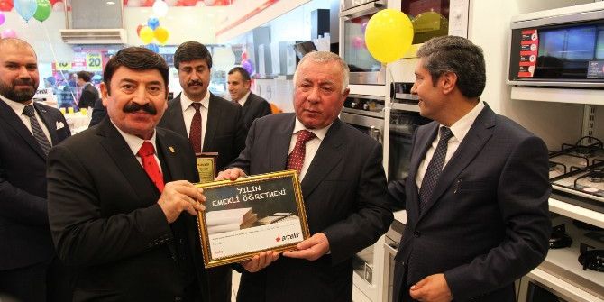 Yılın Öğretmenine Televizyon Hediyesi