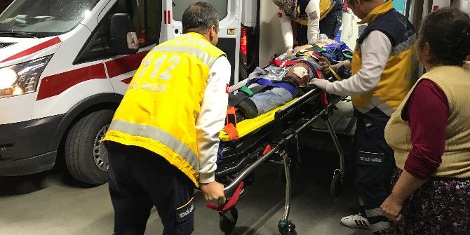 Otomobile Çarpan Motosikletli Ağır Yaralandı