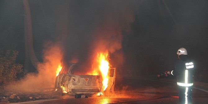 Kaza Yapan Araç, Alev Topuna Döndü