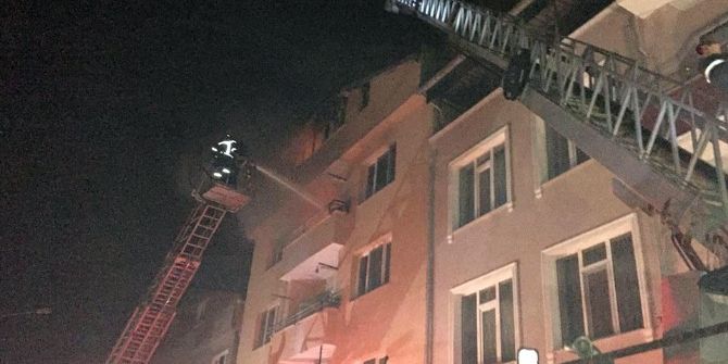 Yangından Kurtulmak İçin Önce Oğlunu Sonra Kendini 5.kattan Attı