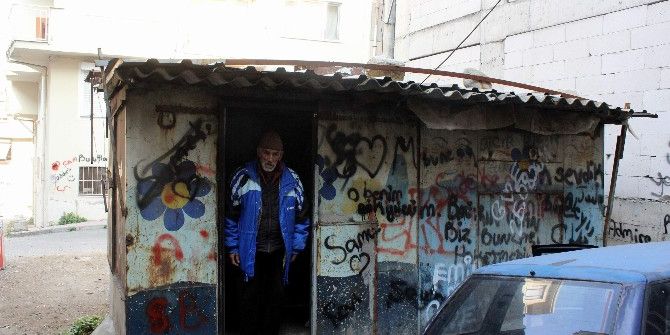 Şehrin Merkezinde Dondurucu Soğukta Demir Barakada Yaşam...