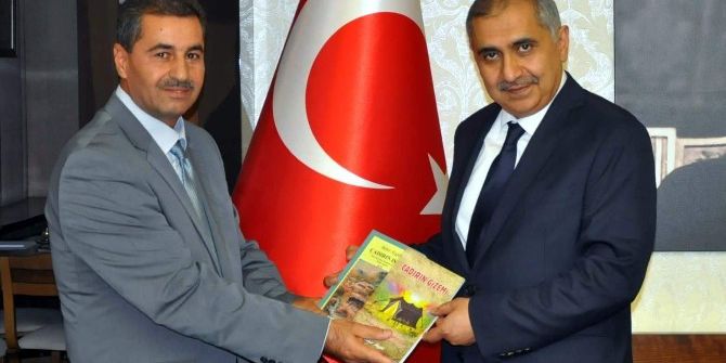Yazar Bekir Aygül, Vali Koçak’a Kitaplarını Takdim Etti