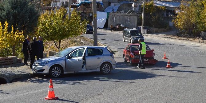 Adıyaman’da İki Otomobil Çarpıştı: 1 Yaralı
