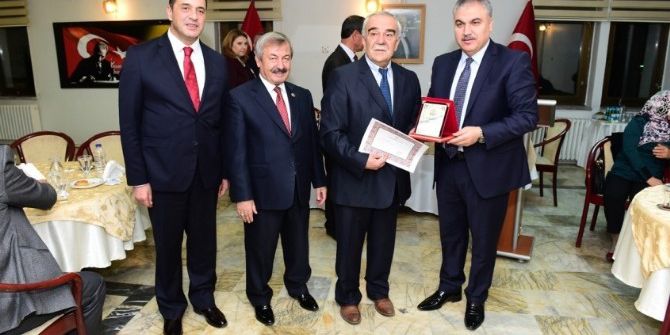 Uşak’ta Emekli Öğretmenlere Hizmet Şeref Belgesi Verdi