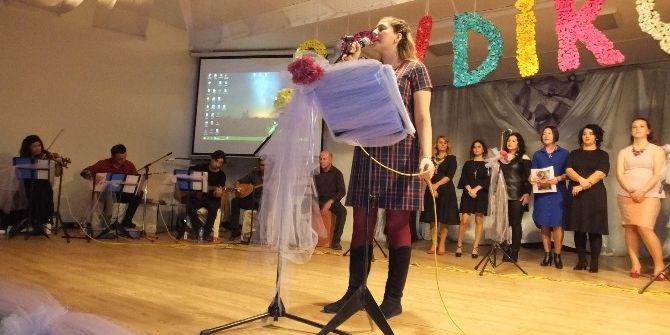 Burhaniye’de Öğretmenler Şarkı Söyledi Şiir Okudu