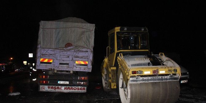 Kapalı Yola Giren Kamyon İş Makinelerine Çarpıp Alev Aldı