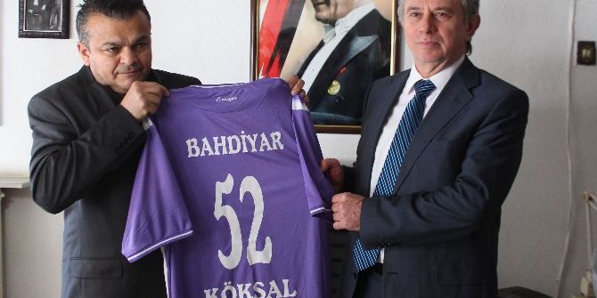 Taraftardan İş Adamına Forma Hediyesi