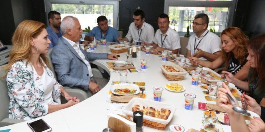 Bozbey Öğle Yemeğini Personelle Yedi