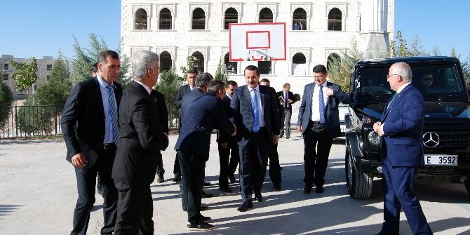 Bakan Çelik: “Elinizden Kalemi Alıp Silah Vermeye Çalışıyorlar”