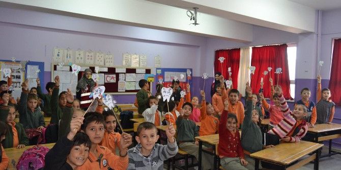 Gönüllü Gençler Öğrencilere Ağız Ve Diş Sağlığı Eğitimi Verdi