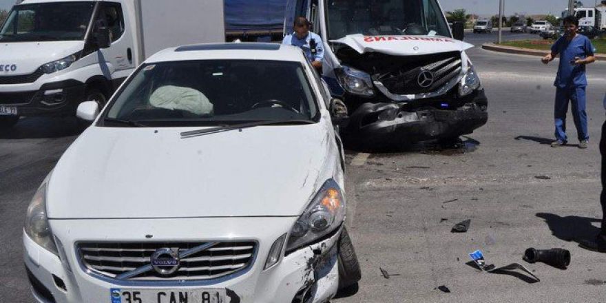 Ambulansla Otomobil Çarpıştı: 5 Yaralı