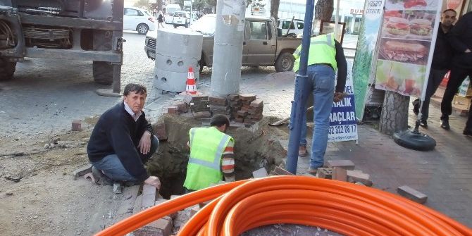 Burhaniye’de Hat Çalışması Caddeleri Köstebek Yuvasına Çevirdi