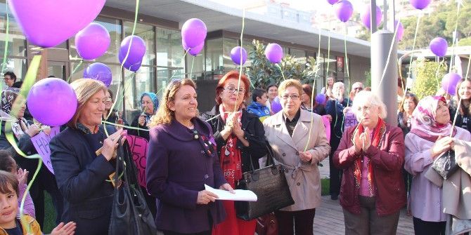 Bergama’da Kadınlar ’Şiddete Hayır’ Diyerek Haykırdı