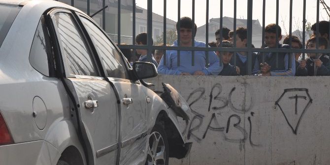 Okul Önünde Kaza Dehşeti: 2 Yaralı