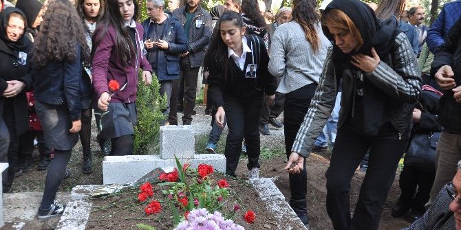 Öğretmenler Günü’nde Kalp Krizi Geçiren Okul Müdürü Toprağa Verildi