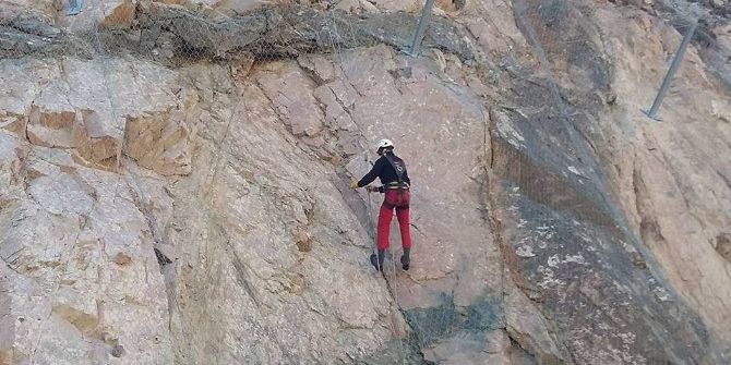 İspir - Yusufeli Yolunda Kayalara Tel Örgü