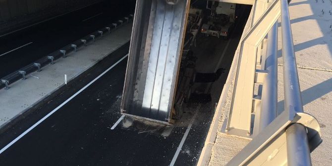 Dorseyi Açık Unuttu, Üst Geçide Takıldı