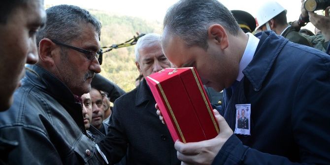 Bakan Kılıç, Şehidin Tabutuna Sarılan Bayrağı Babasına Teslim Etti