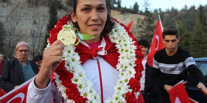 Avrupa Boks Şampiyonu Elif’e Memleketinde Coşkulu Karşılama