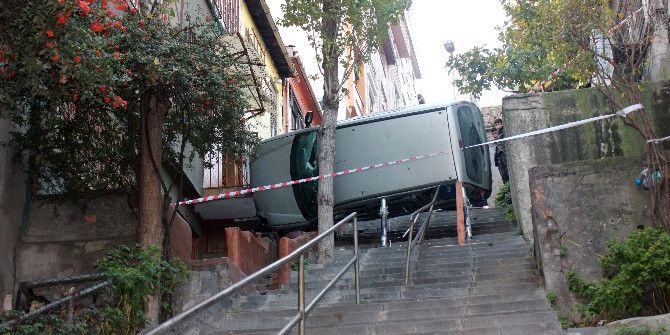 Şişli’de Ticari Araç Merdivenlerden Uçtu