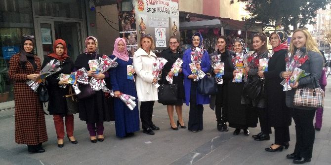 Küçükçekmece Belediyesi, Kadına Karşı Şiddetle Mücadele Gününde Kadınlara Karanfil Dağıttı