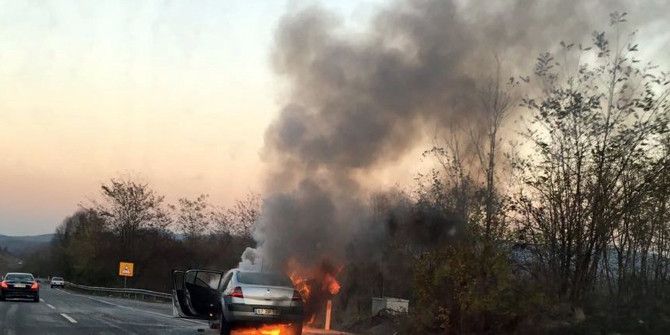 Seyir Halindeki Otomobil Alev Topuna Döndü