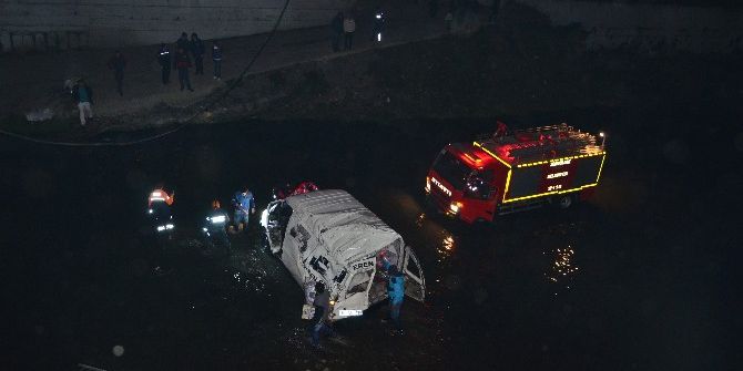 Baba Ve Kızı Dereye Uçan Minibüsten Son Anda Atladı