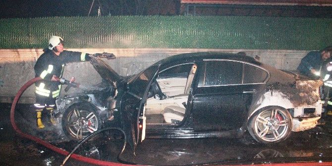 Park Halindeki Lüks Otomobil Yandı