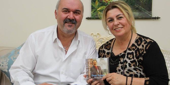 Öğretmenler Gününde Öğretmenine Albümünü Hediye Etti