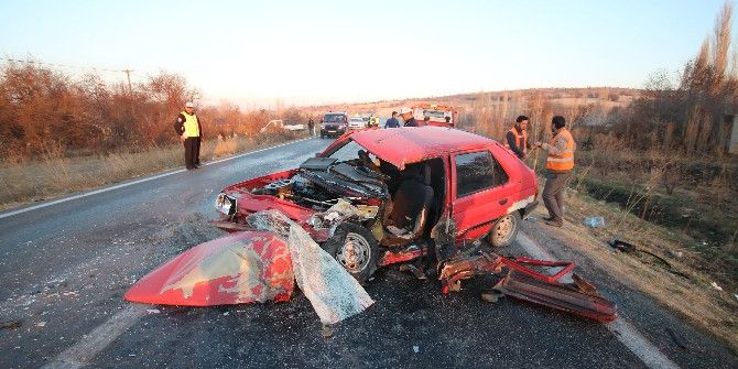 Otomobille Minibüs Çarpıştı 5 Kişi Yaralandı