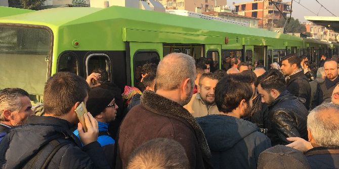 Bursa’da Metro Yolda Kaldı, Sınav Ve İşe Geç Kalan Vatandaşlar İsyan Etti