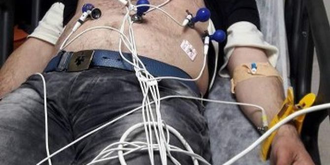 Oturan Adam 172 Saatin Sonunda Fenalaşarak Hastaneye Kaldırıldı