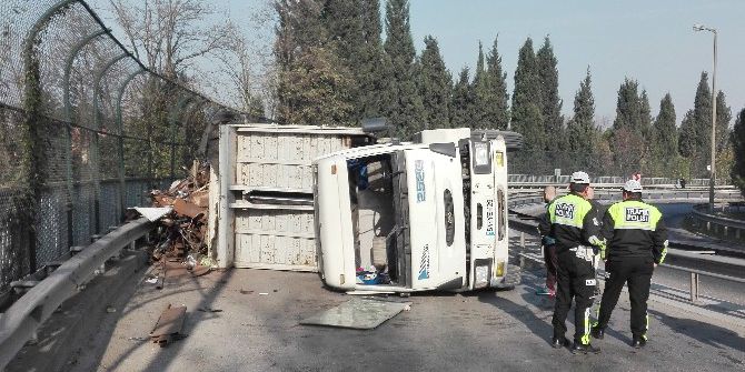 Devrilen Kamyon Tem Bağlantı Yolunu Trafiğe Kapattı