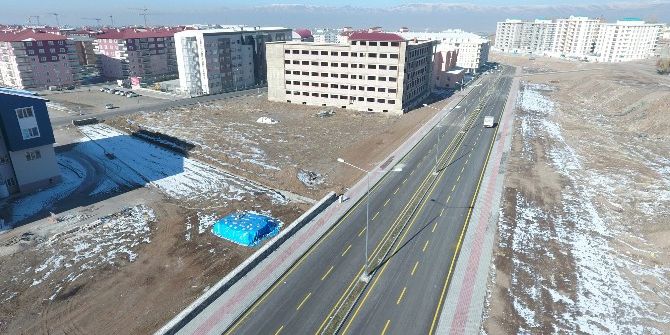 Büyükşehir Kar Kış Demeden Şehrin Caddelerini Güzelleştiriyor