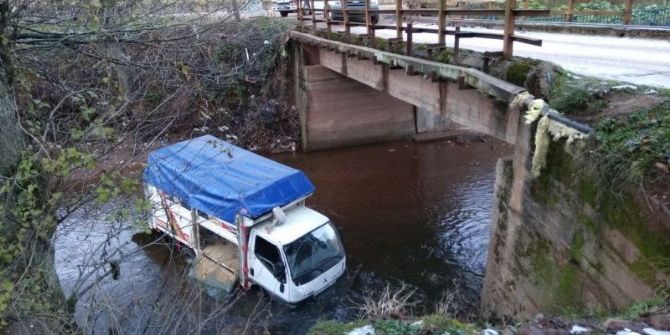 Buzlu Yolda Kayan Kamyonet Dereye Uçtu