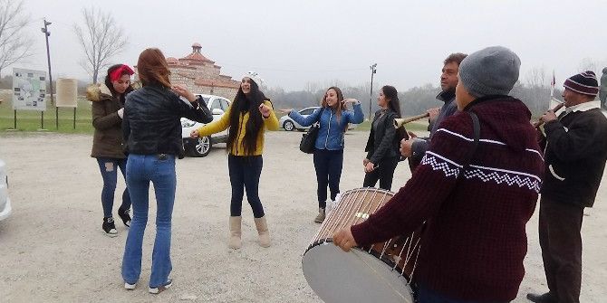Kente Ayak Basan Göbek Atıyor