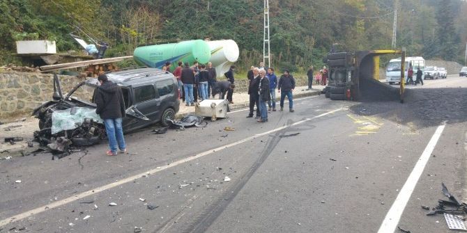 Rize’de Asfalt Yüklü Kamyonla Otomobil Çarpıştı: 2 Yaralı