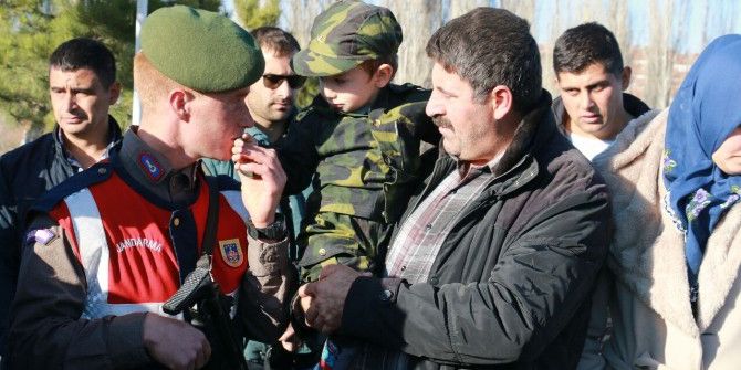 Şehidin 3 Yaşındaki Oğlu Babasının Kabrine Elleriyle Su Döktü